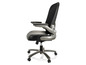 Chaise de bureau noire avec dossier en mesh et accents argentés