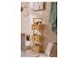Bamboe badkamerrek met rotan details, douche en badmat in een moderne badkamer.