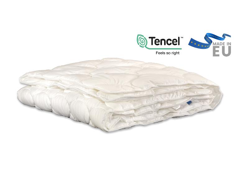 Wit gewatteerd dekbed met Tencel en Made in EU logo's.