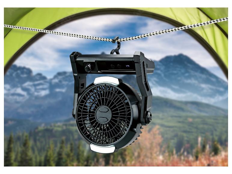 Campingventilator met LED-licht hangt in tent, uitzicht op bergen.