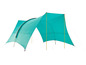 Een turquoise tent met gele palen en witte touwen.