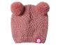 Bonnet tricoté rose avec deux pompons et une étiquette trèfle.