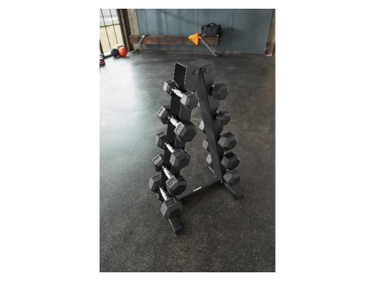 Zwart halterrek met halters van verschillende gewichten in een sportschool.