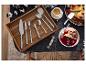 Dessertbestekset op houten dienblad met taart en koffie.