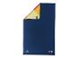 Marineblauw handdoek met een kleurrijk geometrisch patroon en een ophanglus.
