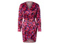 Une robe noire à manches longues avec un imprimé floral.