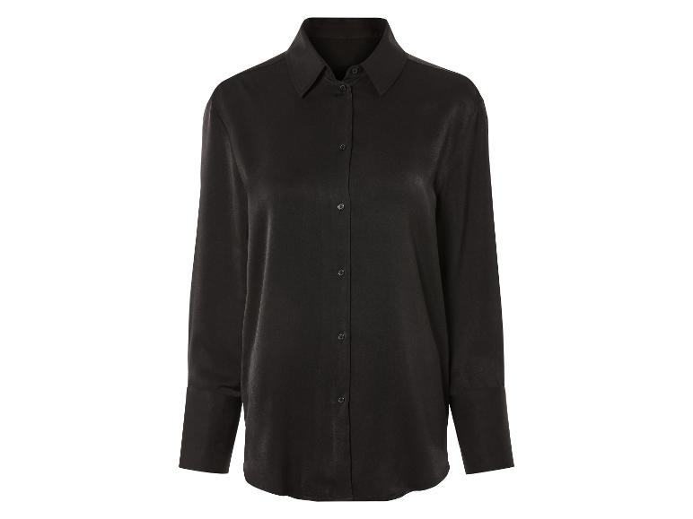 Une chemise en satin noire à manches longues.