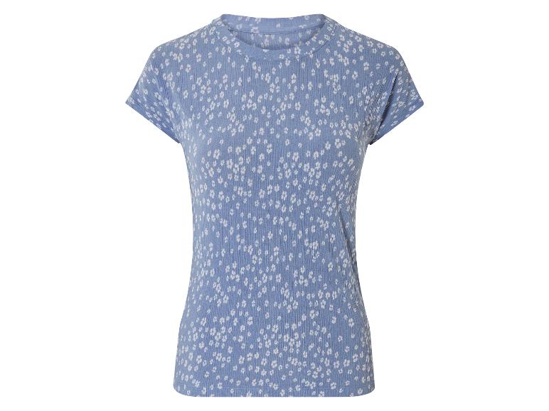 Een blauwe T-shirt met witte bloemenprint.