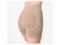 Vue arrière d'une femme portant un short gainant beige avec rembourrage rehaussant les fesses.