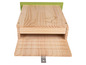 Een houten vleermuizenhuis met een groene bovenkant.