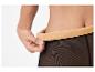 Femme montrant la doublure douce, chaude et polaire des leggings noirs