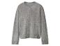 Grijze gebreide trui met lange mouwen en ronde hals.