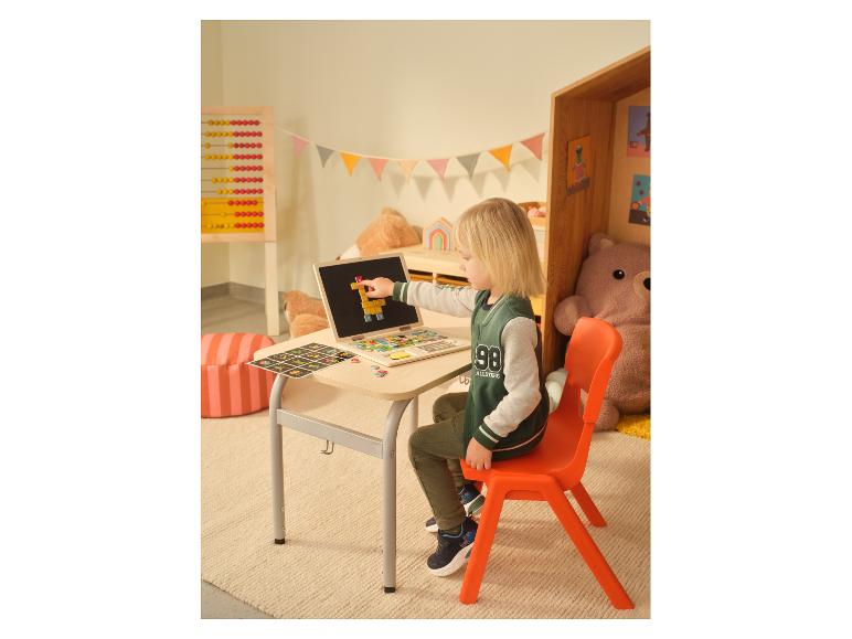 Kind met een LUPILU® college jacket spelend aan een bureau.