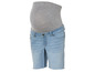 Shorts en jean bleu clair avec un haut gris pour femmes enceintes.