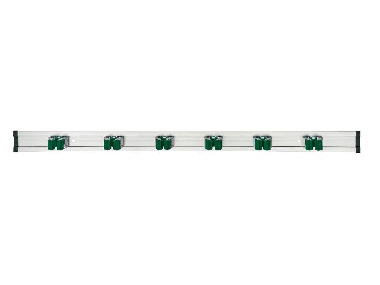 Barre en aluminium avec six crochets verts pour outils de nettoyage.
