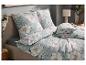 Parure de lit florale vert menthe avec oreillers et couette sur un lit