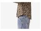 Luipaardprint overhemd en blauwe jeans