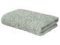 Lichtgroene gevouwen handdoek met getextureerd patroon