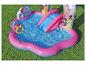 Piscine gonflable pour enfants avec toboggan et jeux d'eau sur l'herbe.