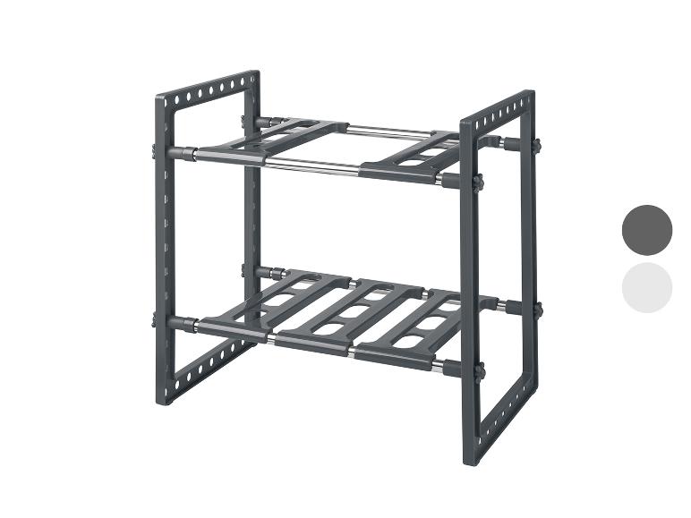 Une étagère en métal noir avec deux tablettes pour ranger des produits dans la cuisine.