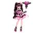 Poupée Monster High Draculaura en robe rose et noire, avec accessoires assortis.