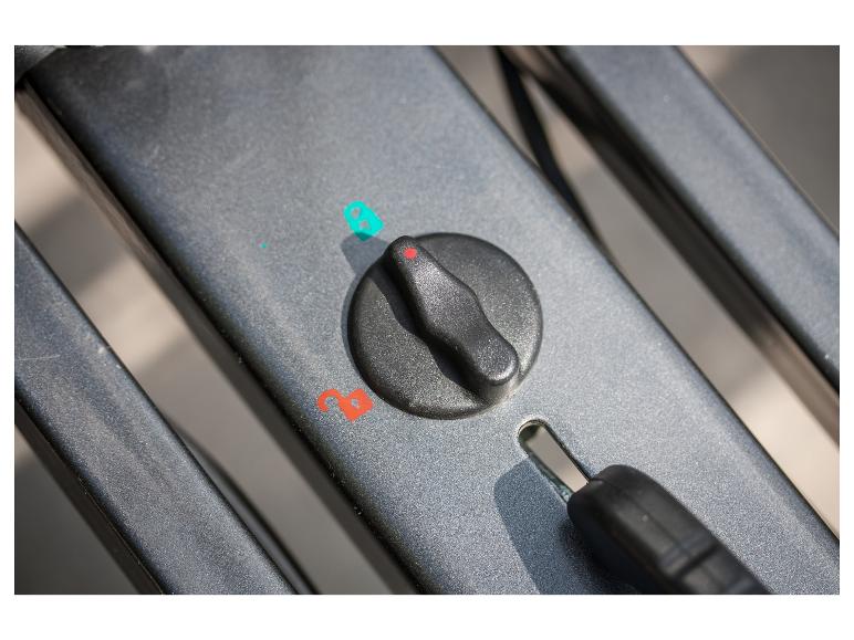 Een close-up van een zwart slot met een rode knop.