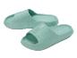 Deux sandales vert menthe, douces et confortables, avec une semelle texturée.