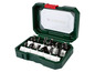 Een set van Bosch router bits in een groene opbergkoffer.