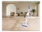 Witte en blauwe SilverCrest dweil op een houten vloer in een woonkamer