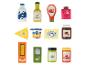Une collection d'aliments jouets, y compris du lait, du ketchup, du fromage, du yaourt, des pâtes et de la confiture.