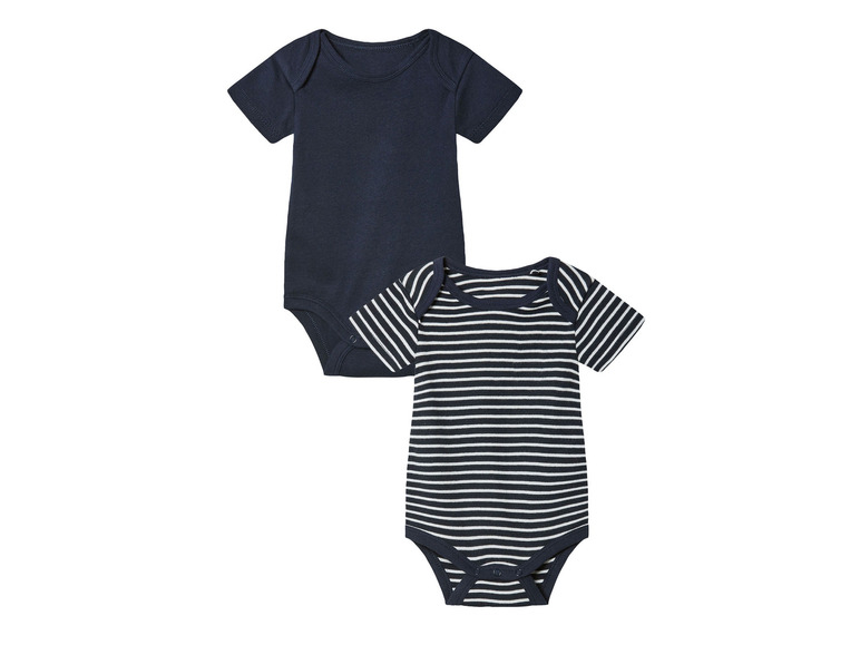 Twee babypakjes: één effen donkerblauw en één met witte strepen.