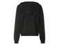 Een zwarte hoodie met lange mouwen.