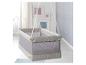 Een grijze en beige hangwieg voor baby's in een lichte kamer.