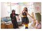 Twee kinderen verkleed als Harry Potter spelen met confetti op een feestje.