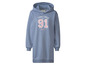 Een blauwe hoodiejurk met 'Together Since 91' print