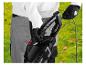 Persoon met handschoenen houdt een zwarte Parkside bladblazer met rode knop vast.