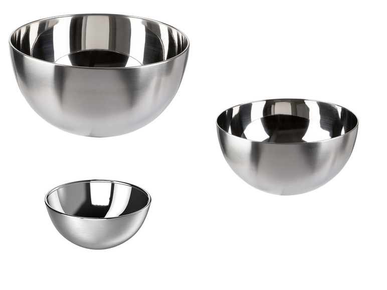 Trois bols en argent de tailles différentes.