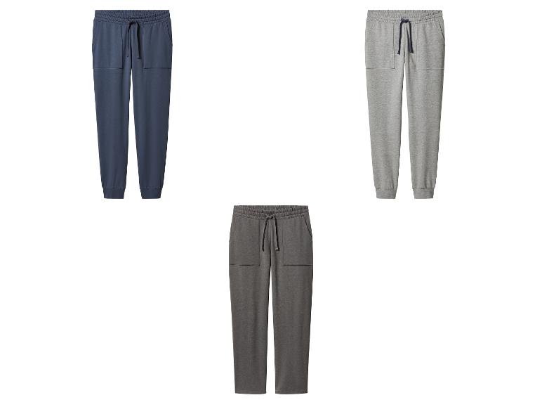 Drie joggingbroeken in blauw, grijs en donkergrijs.