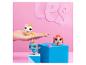Drie kleurrijke Littlest Pet Shop speeltjes, waaronder een kat, hond en vogel, op roze en blauwe blokken.