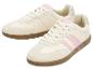 Une paire de baskets crème avec des rayures roses et une semelle en caoutchouc marron