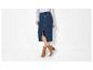 Een vrouw draagt ​​een blauwe denim rok en bruine enkellaarsjes.