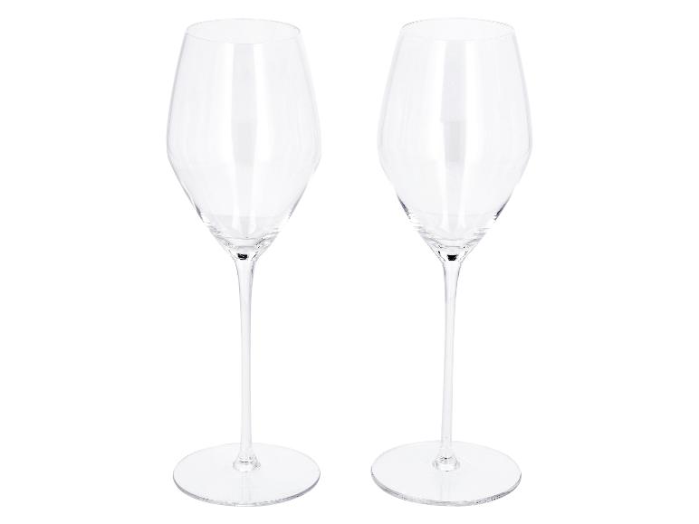 Twee heldere wijnglazen met lange stelen op een witte achtergrond.