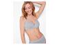 Femme souriante en soutien-gorge et culotte gris