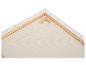 Détail d'une toile blanche avec ses supports en bois.