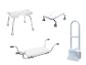 Trois accessoires de salle de bain : un tabouret de douche, un marchepied et une barre d'appui.