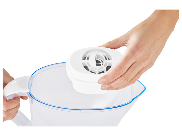 Een hand plaatst een waterfilter in een kan.