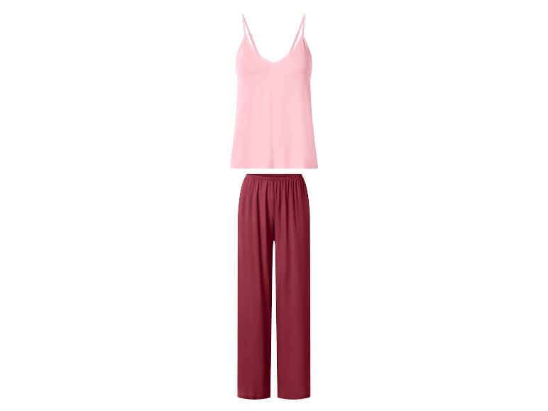 Roze spaghettibandjes top en bordeauxrode joggingbroek.