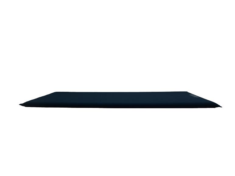Donkerblauwe campingmatras, comfortabel voor buitenactiviteiten.