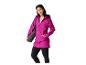 Vrouw in magenta regenjas en zwarte legging, met yogamat.
