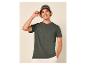 Homme en t-shirt vert et bob noir, souriant.